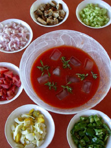 Service du gaspacho sur la table