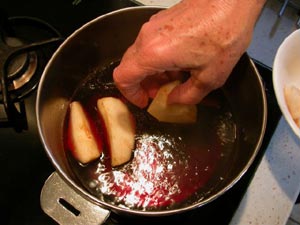 Ajout des morceaux de poire dans le sirop de vin