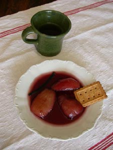 Poires au vin rouge : dressées dans l'assiettet pour le dessert