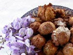 Pets de nonne aux noix et aux fleurs de glycine