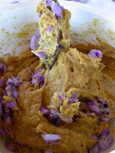 Fleurs de glycine dans la pâte à beignets