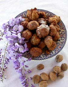 Pets de nonne aux fleurs de glycine et aux noix