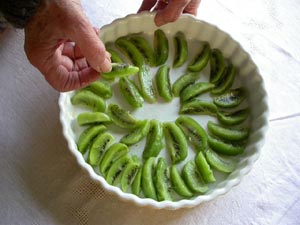 On dispose les kiwis dans le plat