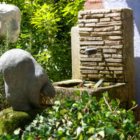 fontaine en pierre et statue