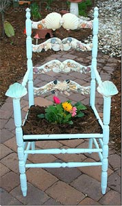 Chaise orn&eacute;e convertie en bac &agrave; fleurs