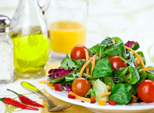 Salade de crudit&eacute;s avec m&acirc;che