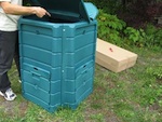 Un composteur dans le jardin 1/2