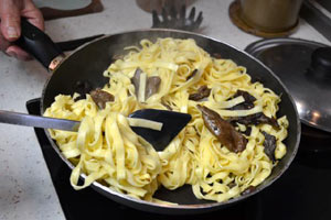 Incorporer les champignons aux tagliatelles