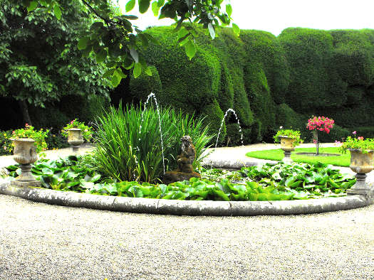 Magnifique lot de 3 boules en terrazzo constituant cette fontaine de jardin