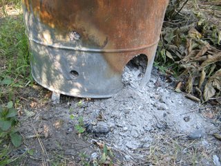 Incinérateur de jardin et cendres de bois