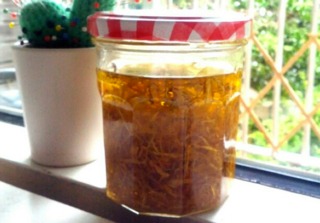 Macération de fleurs de calendula dans de l'huile