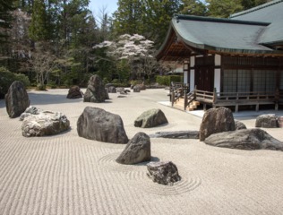 Jardin zen traditionnel devant un temple
