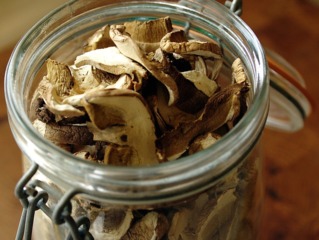 Champignons séchés stockés en bocal