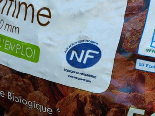 Logo NF sur un sac d'écorce de pin