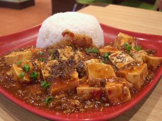 Plat de tofu (soja) en sauce accompagné de riz