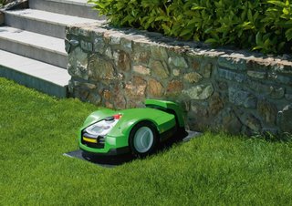 Robot tondeuse en charge sur sa base