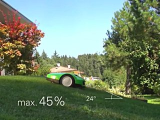 Robot en train de tondre un terrain pentu.