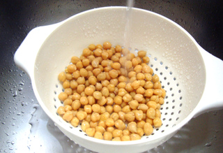 Rinçage des pois chiches