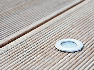 LED encastrée dans une lame de terrasse en bois