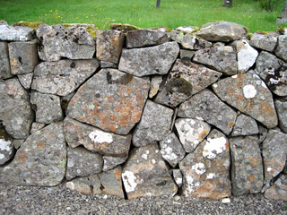 Mur en pierre sèche : pierres irrégulières
