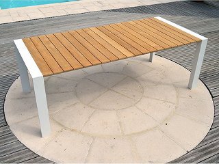 Table d’extérieur aluminium plateau teck