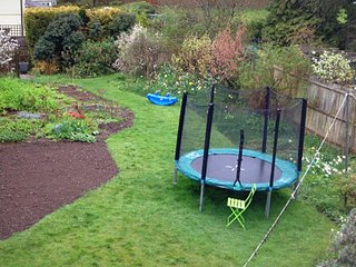 Trampoline au jardin
