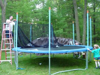 Montage du filet sur un trampoline