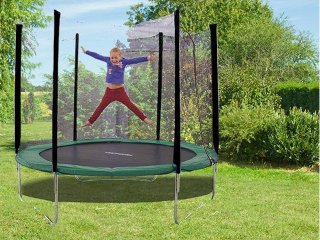 Enfant sautant au trampoline