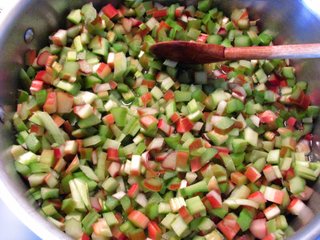 Rhubarbe découpée en dés pour la cuisine