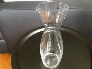Carafe nettoyée avec du vinaigre blanc bouillant