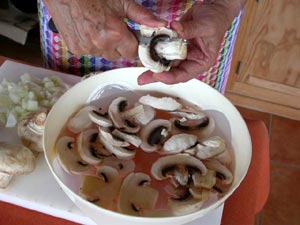 Emincer les champignons et les faire tremper