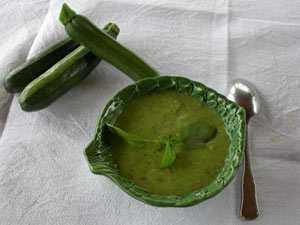 Service de la crème de courgettes en entrée froide