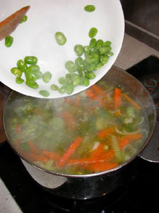 Ajout des fèves dans la soupe