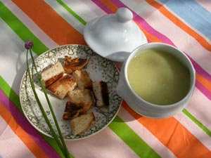 Velouté d'asperges servi avec croûtons