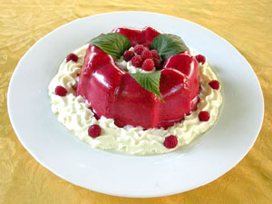 Bavarois à la framboise sur son plat de service