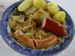 Chou rave à l'étouffée servi comme une choucroute