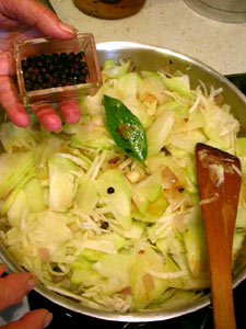 Ajout du chou dans la sauteuse