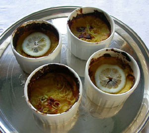 Crèmes au citron ; service sur un plat