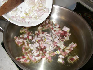 mélange des lardons et des oignons dans la poele