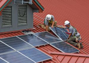 Installation de panneaux solaires sur un toit