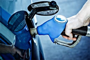 Remplissage d'un réservoir de voiture