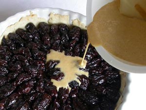 Versement du mélange sur les fruits