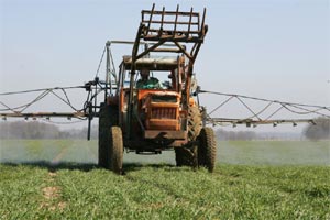 Pulvérisation de pesticides en plein champ