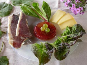 Aspic à la figue et au raisin, présenté sur une assiette froide
