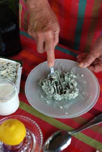 Ecraser le Roquefort à la fourchette