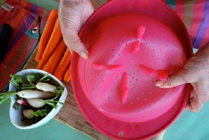 Déplier la passoire pour recueillir les légumes vapeur