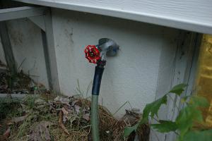 Robinet extérieur relié à une citerne