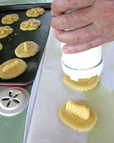 Réalisation des biscuits avec la presse