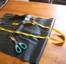 Découpe de la bâche en plastique (liner)