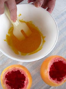 Mélanger les oeufs et le sucre